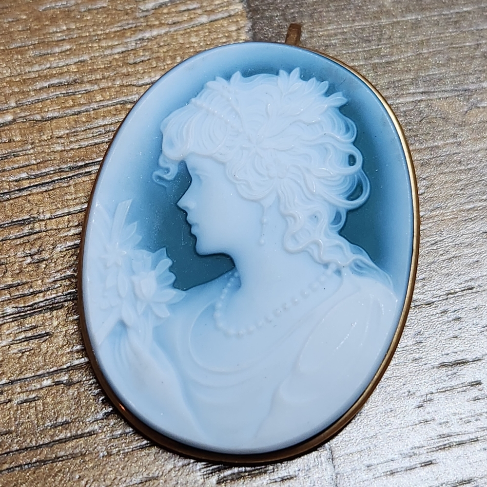 UNIQUE ANTIQUE CARVED BLUE CAMEO PIN/PENDANT WITH 18K GOLD MOUNT & BALE